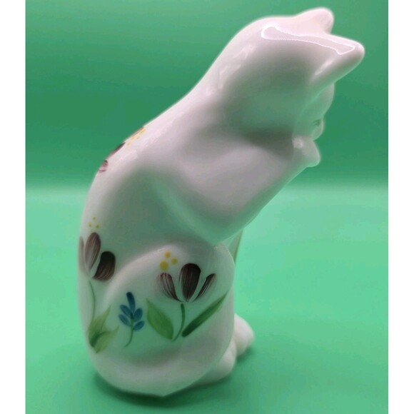 FENTON GLASS CAT MILK GLASS GROOMING KITTY FLORAL HAND PAINTED & SIGNED - Picture 5 of 8